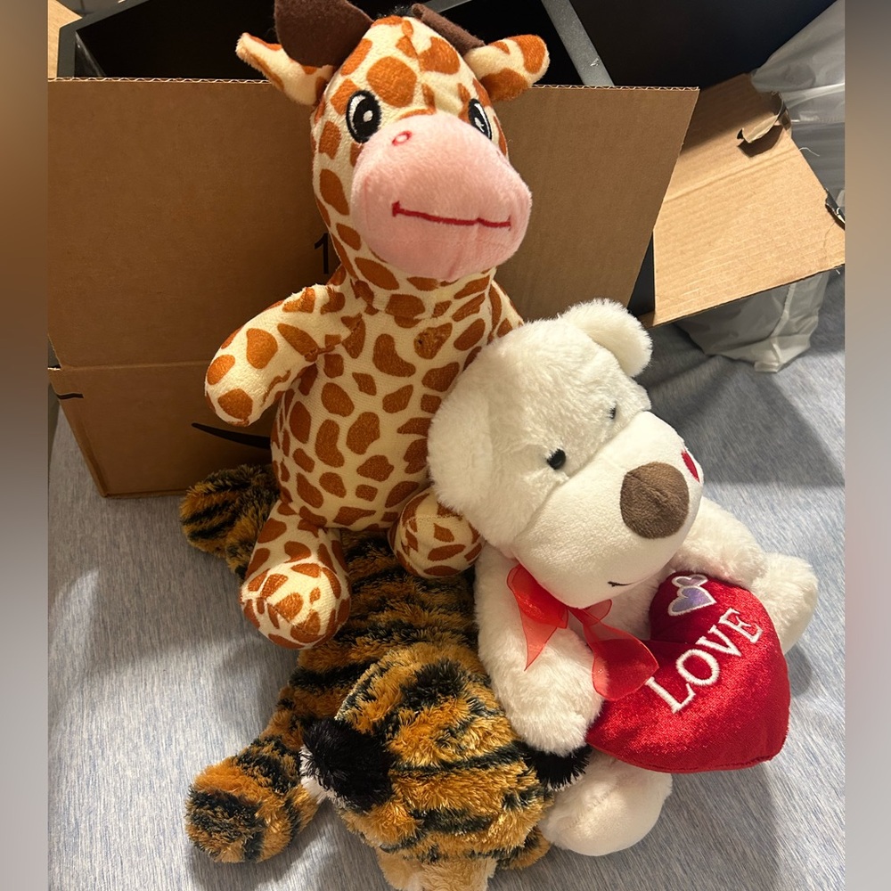Group of 3 stuffed animals 🦁🦒🧸🤍